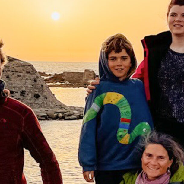 Nirmala und ihre Familie am Treffpunkt von Mittelmeer und Atlantik in Südspanien bei Sonnenuntergang.