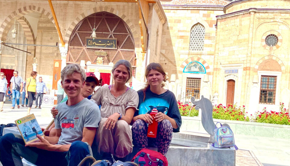 Nirmala mit Mann und zwei Kindern vor dem Rumi-Mausoleum in Konya, verschwitzt und glücklich nach 40 Tagen Pilgerweg.