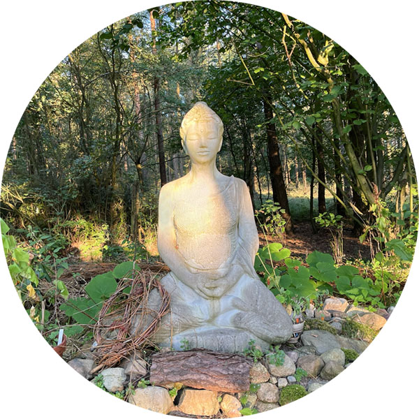 Weiße Tara-Statue aus Stein im Zen-Garten des Togenji-Tempels, umgeben von Wald, achtsam und meditativ.
